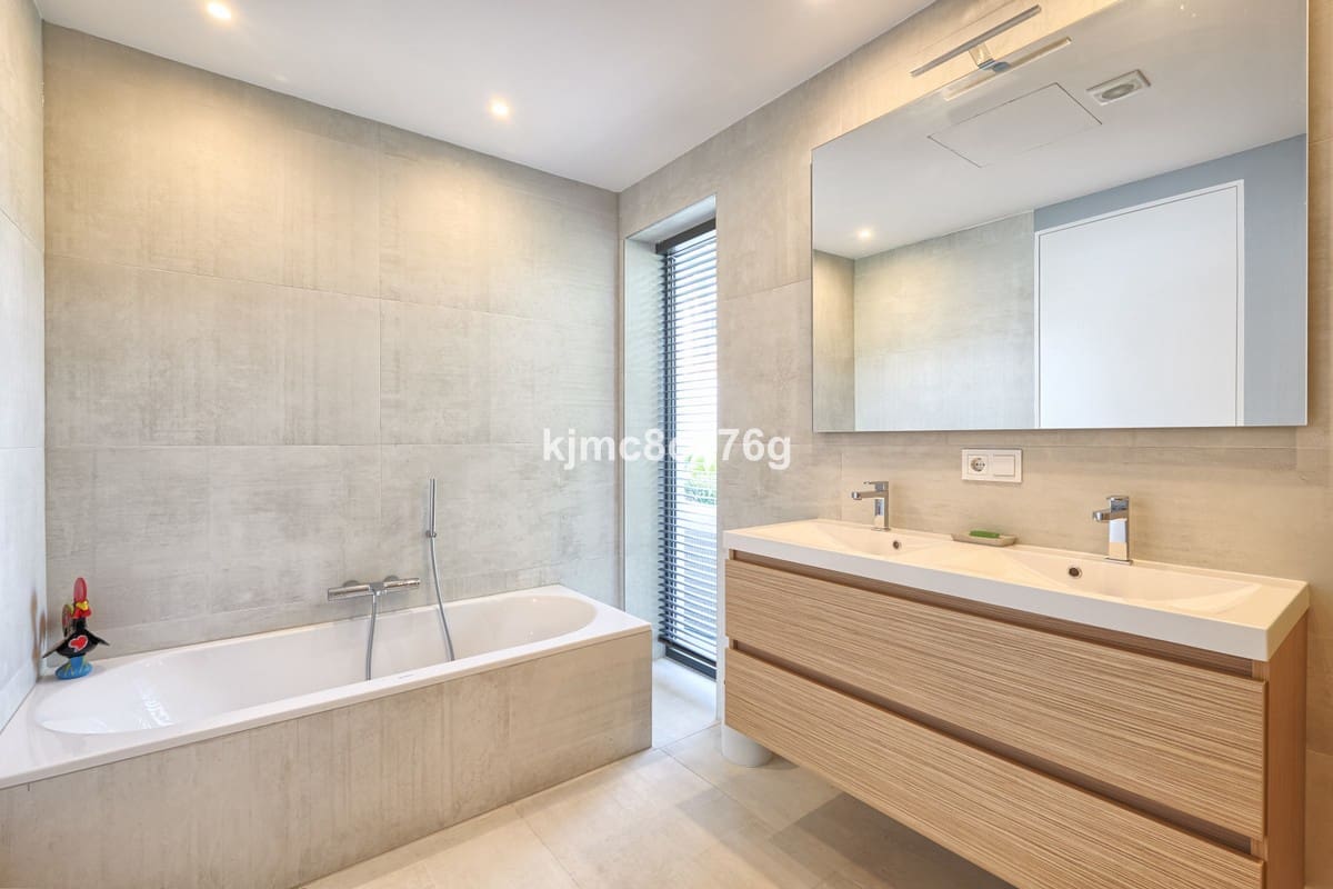 4 bedroom Villa for sale in Benahavis with pool garage - € 2,745,000 (Ref: 6386391)