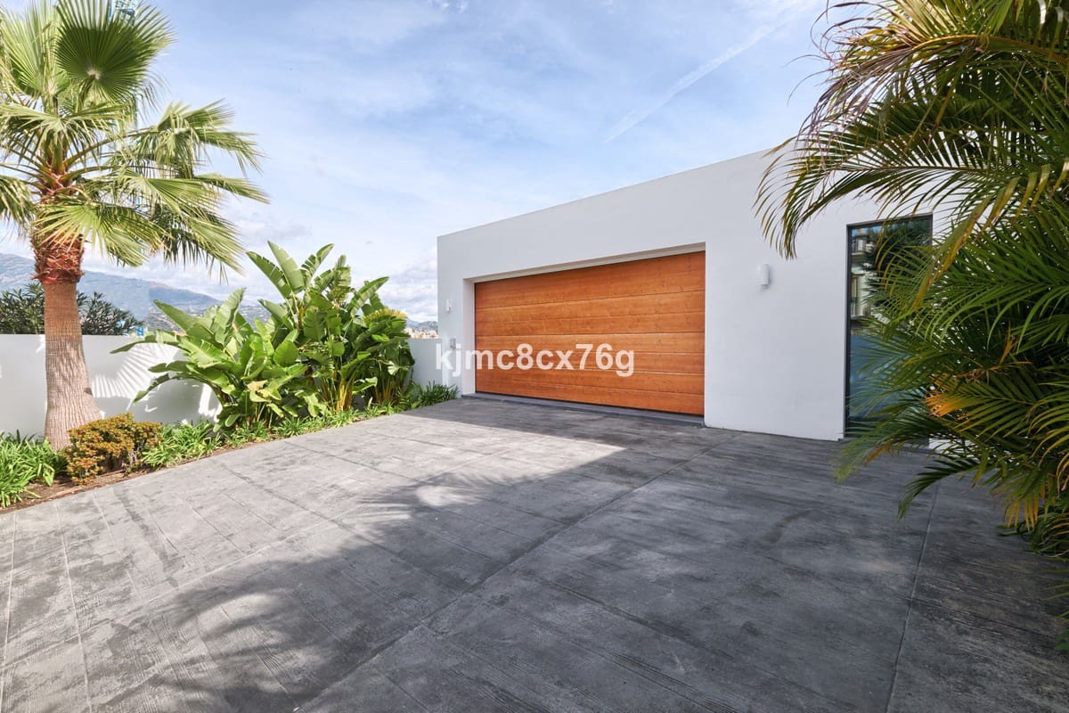 4 bedroom Villa for sale in Benahavis with pool garage - € 2,745,000 (Ref: 6386391)