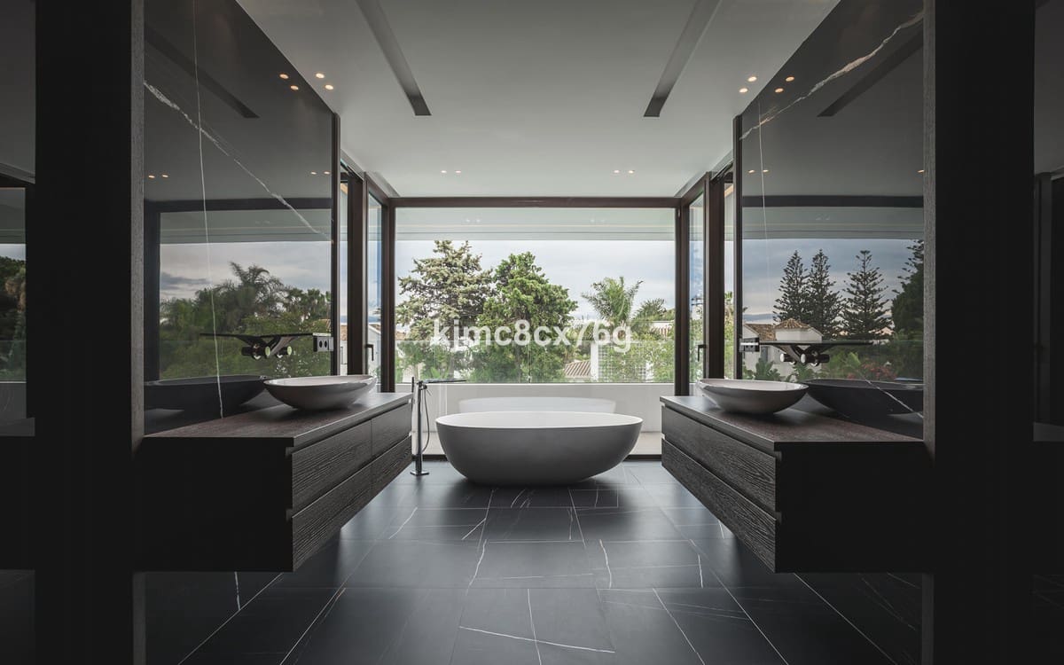 6 bedroom Villa for sale in Guadalmina with pool garage - € 4,995,000 (Ref: 6386432)