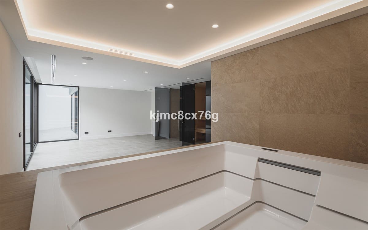 6 bedroom Villa for sale in Guadalmina with pool garage - € 4,995,000 (Ref: 6386432)