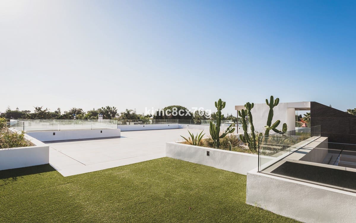 6 bedroom Villa for sale in Guadalmina with pool garage - € 4,995,000 (Ref: 6386432)