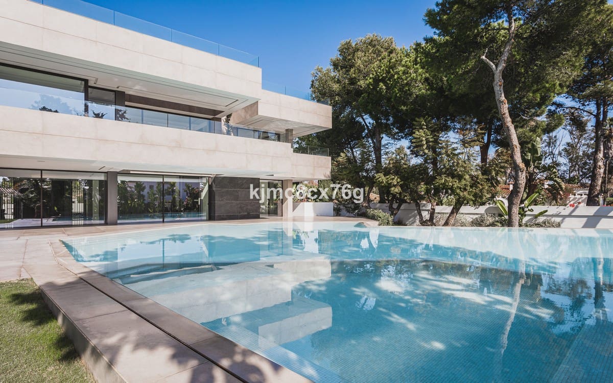 6 bedroom Villa for sale in Guadalmina with pool garage - € 4,995,000 (Ref: 6386432)