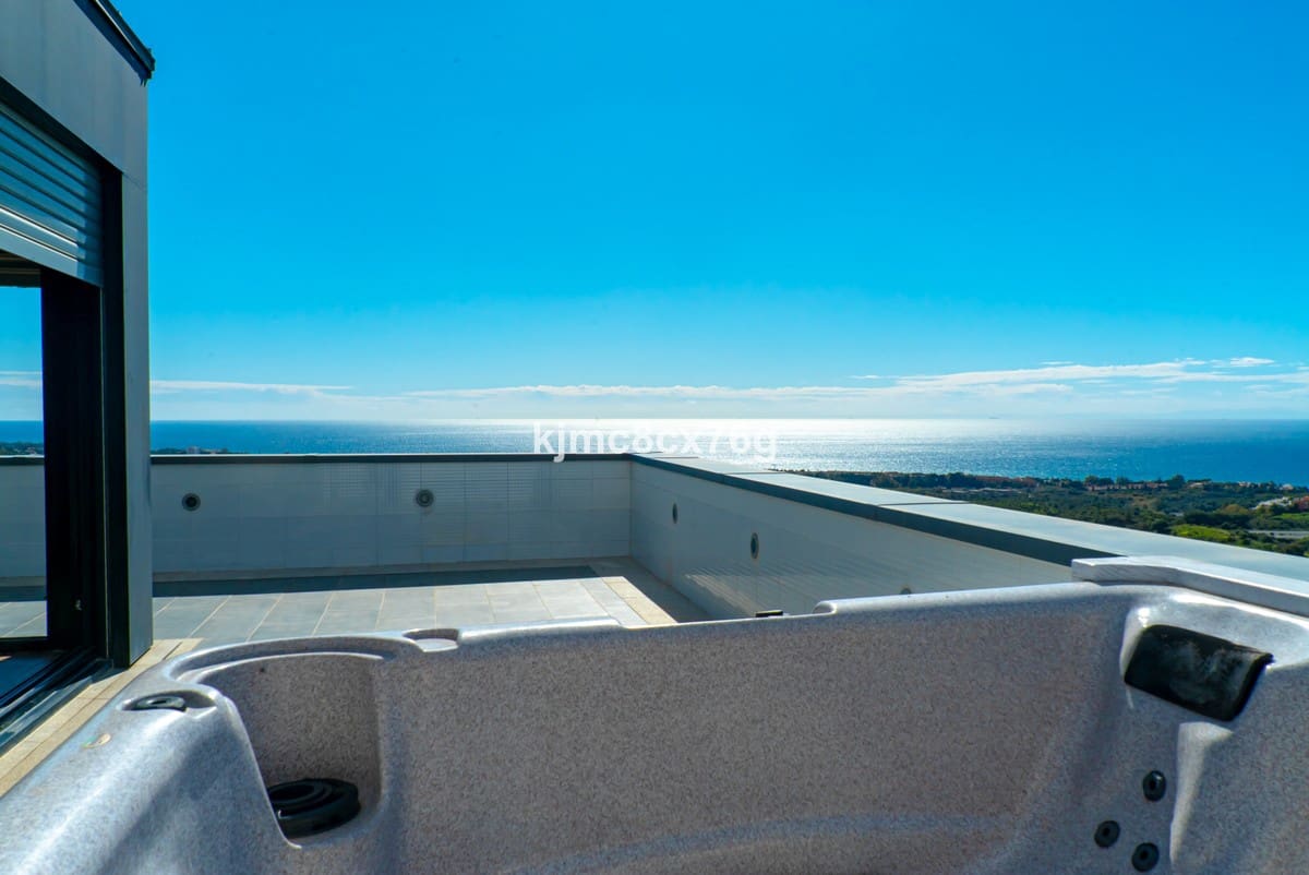 5 sypialnia Willa na sprzedaż w Los Monteros z basenem garażem - 3 400 000 € (Ref: 6386439)