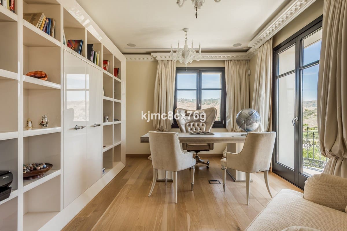 7 soverom Villa til salgs i Las Chapas med svømmebasseng garasje - € 9 500 000 (Ref: 6386461)