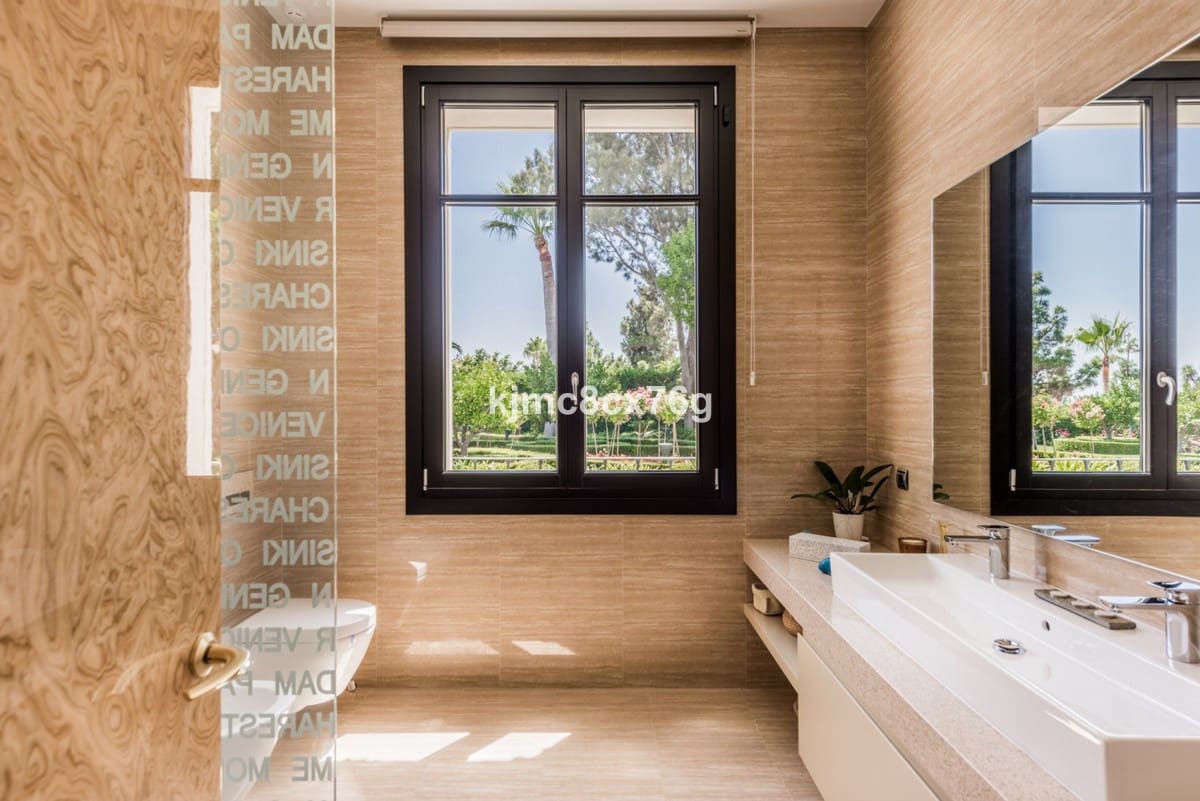 7 soverom Villa til salgs i Las Chapas med svømmebasseng garasje - € 9 500 000 (Ref: 6386461)