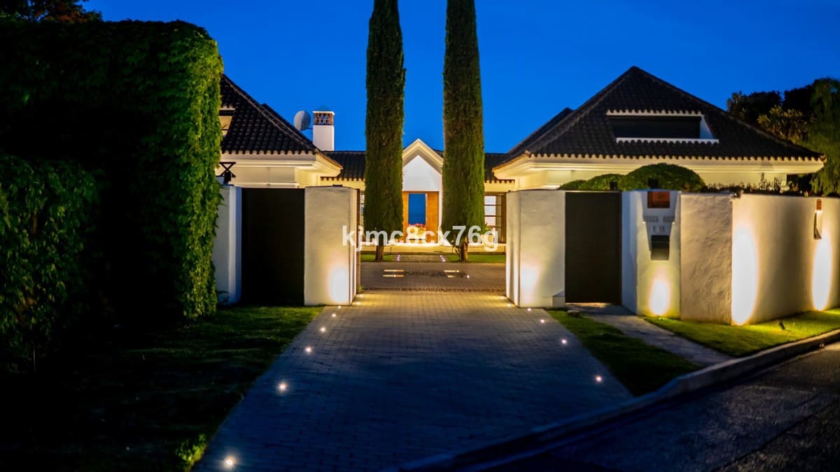 4 bedroom Villa for sale in Monte Halcones with pool garage - € 4,900,000 (Ref: 6386473)