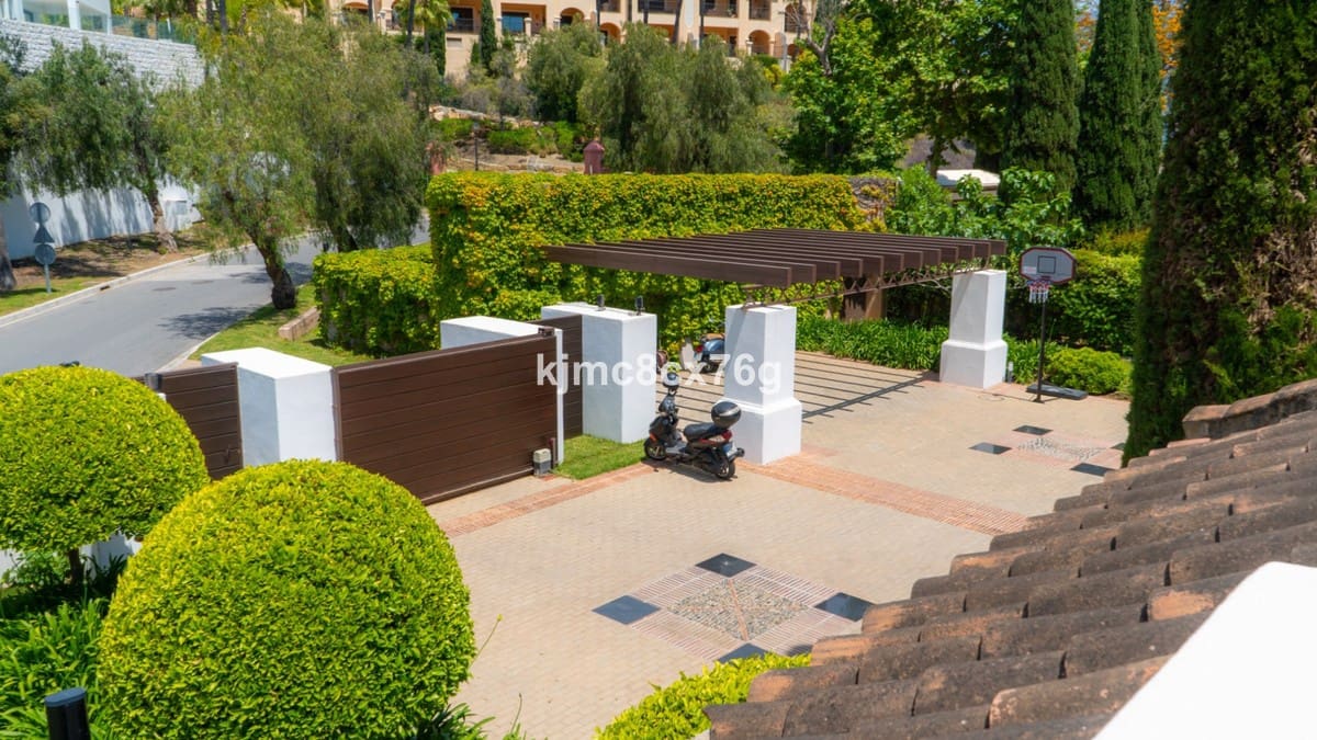 4 bedroom Villa for sale in Monte Halcones with pool garage - € 4,900,000 (Ref: 6386473)