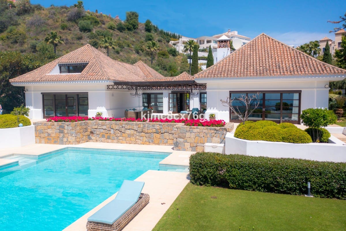 4 bedroom Villa for sale in Monte Halcones with pool garage - € 4,900,000 (Ref: 6386473)