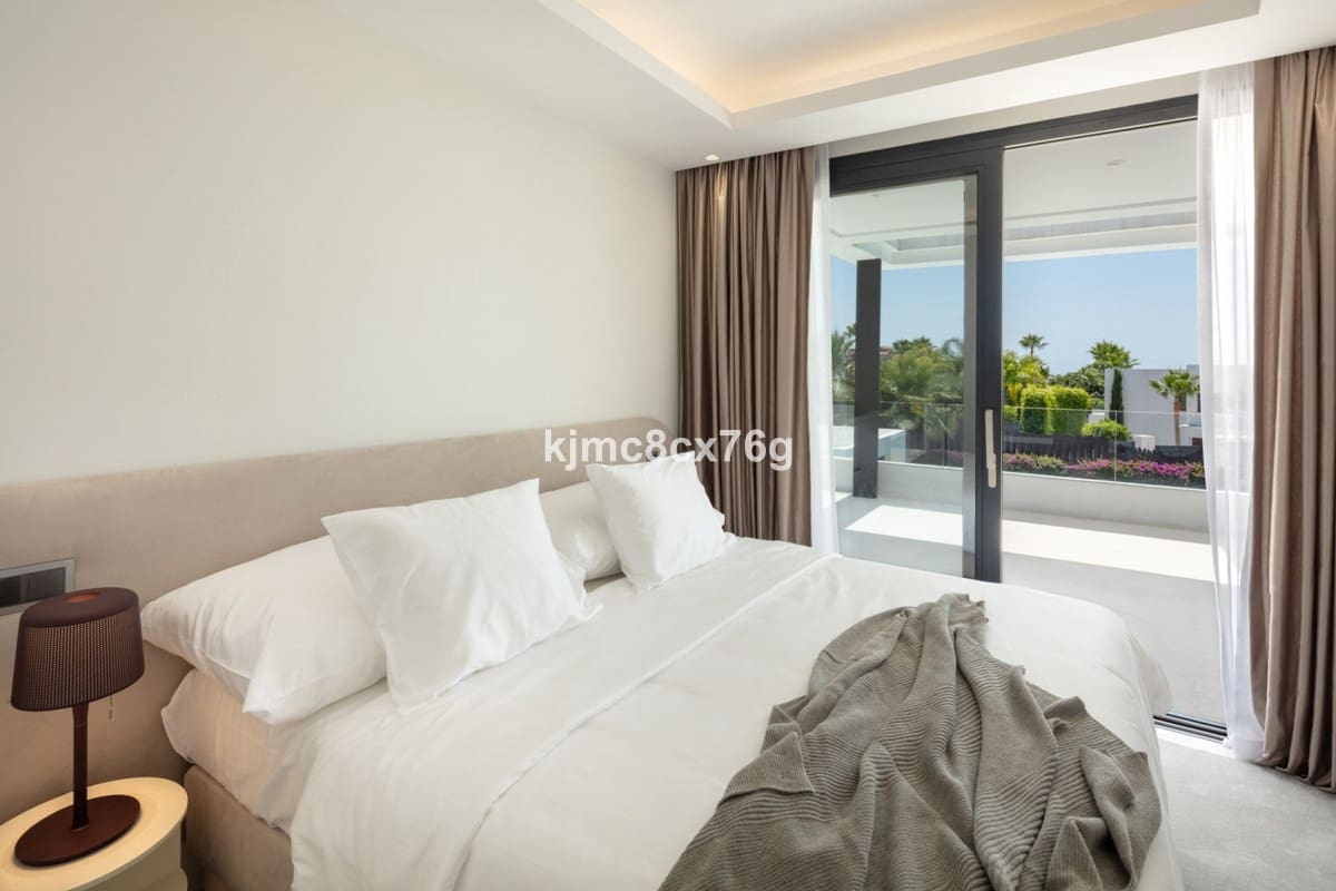 5 bedroom Villa for sale in Nueva Andalucia with pool garage - € 2,995,000 (Ref: 6386482)