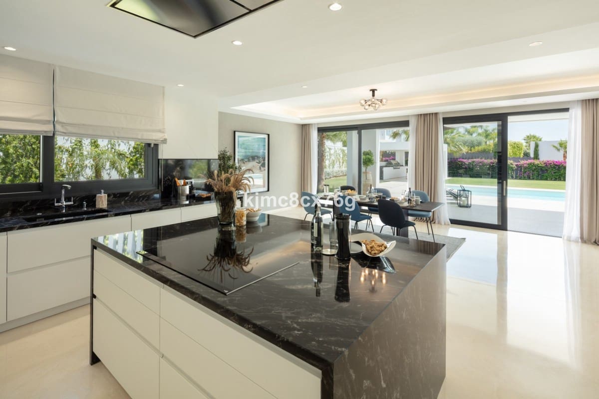 5 bedroom Villa for sale in Nueva Andalucia with pool garage - € 2,995,000 (Ref: 6386482)