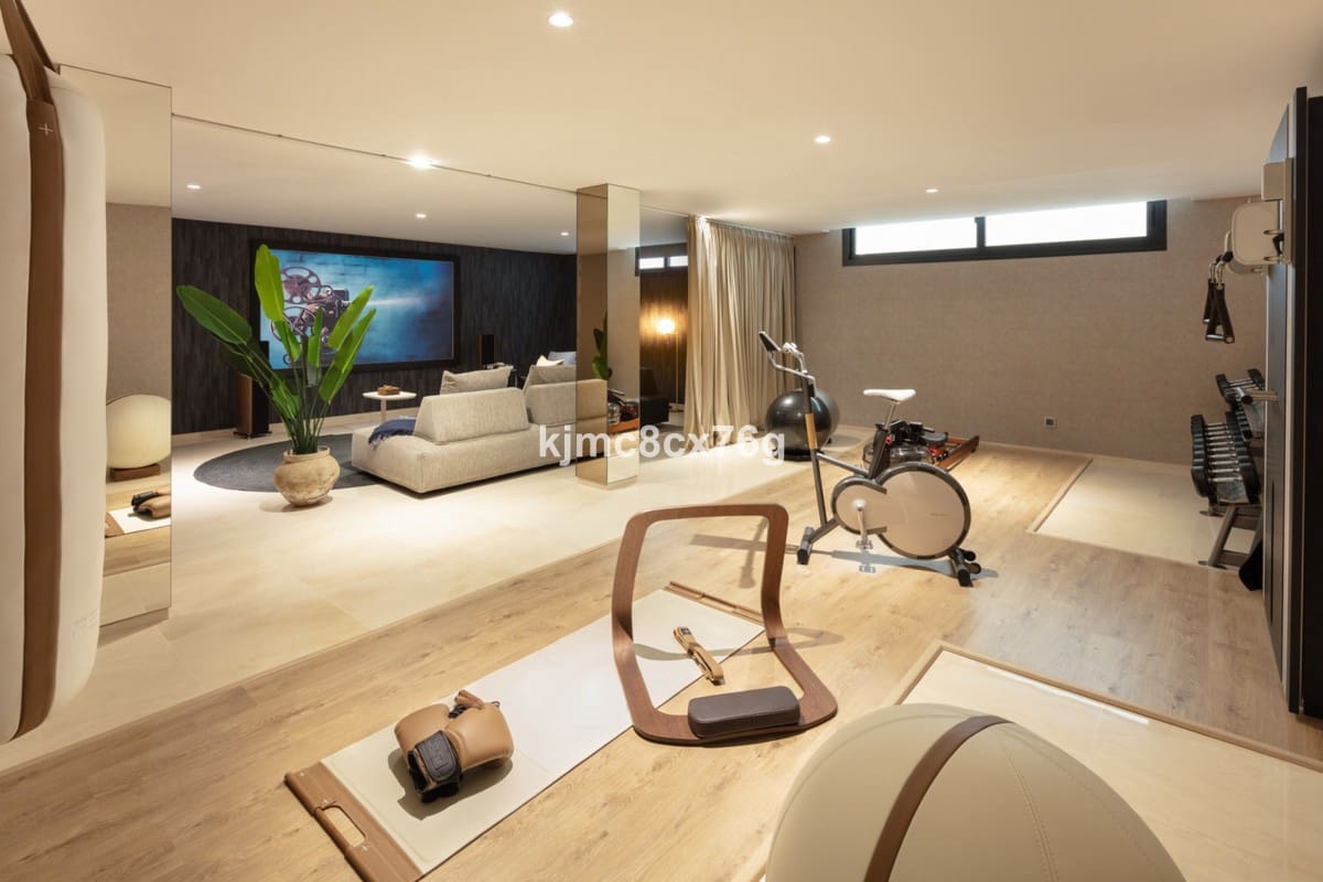 5 bedroom Villa for sale in Nueva Andalucia with pool garage - € 2,995,000 (Ref: 6386482)