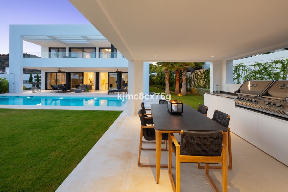 5 bedroom Villa for sale in Nueva Andalucia with pool garage - € 2,995,000 (Ref: 6386482)