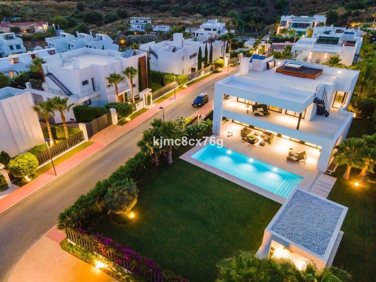 5 bedroom Villa for sale in Nueva Andalucia with pool garage - € 2,995,000 (Ref: 6386482)