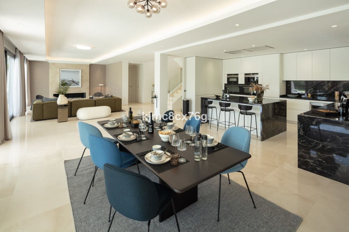 5 bedroom Villa for sale in Nueva Andalucia with pool garage - € 2,995,000 (Ref: 6386482)