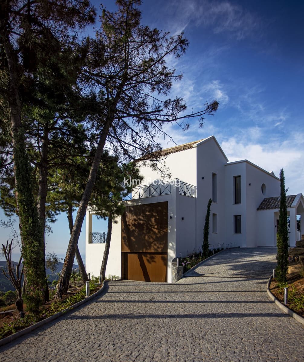 4 bedroom Villa for sale in Benahavis with pool garage - € 2,325,000 (Ref: 6386498)