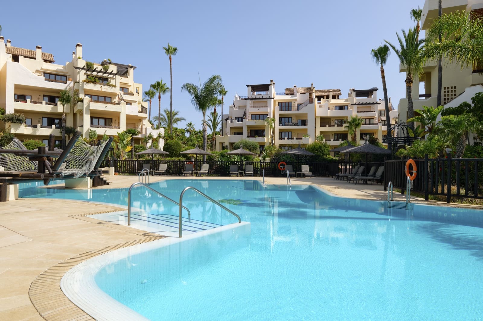 4 soverom Strandleiligheter til salgs i Estepona med svømmebasseng garasje - € 1 235 000 (Ref: 6881982)