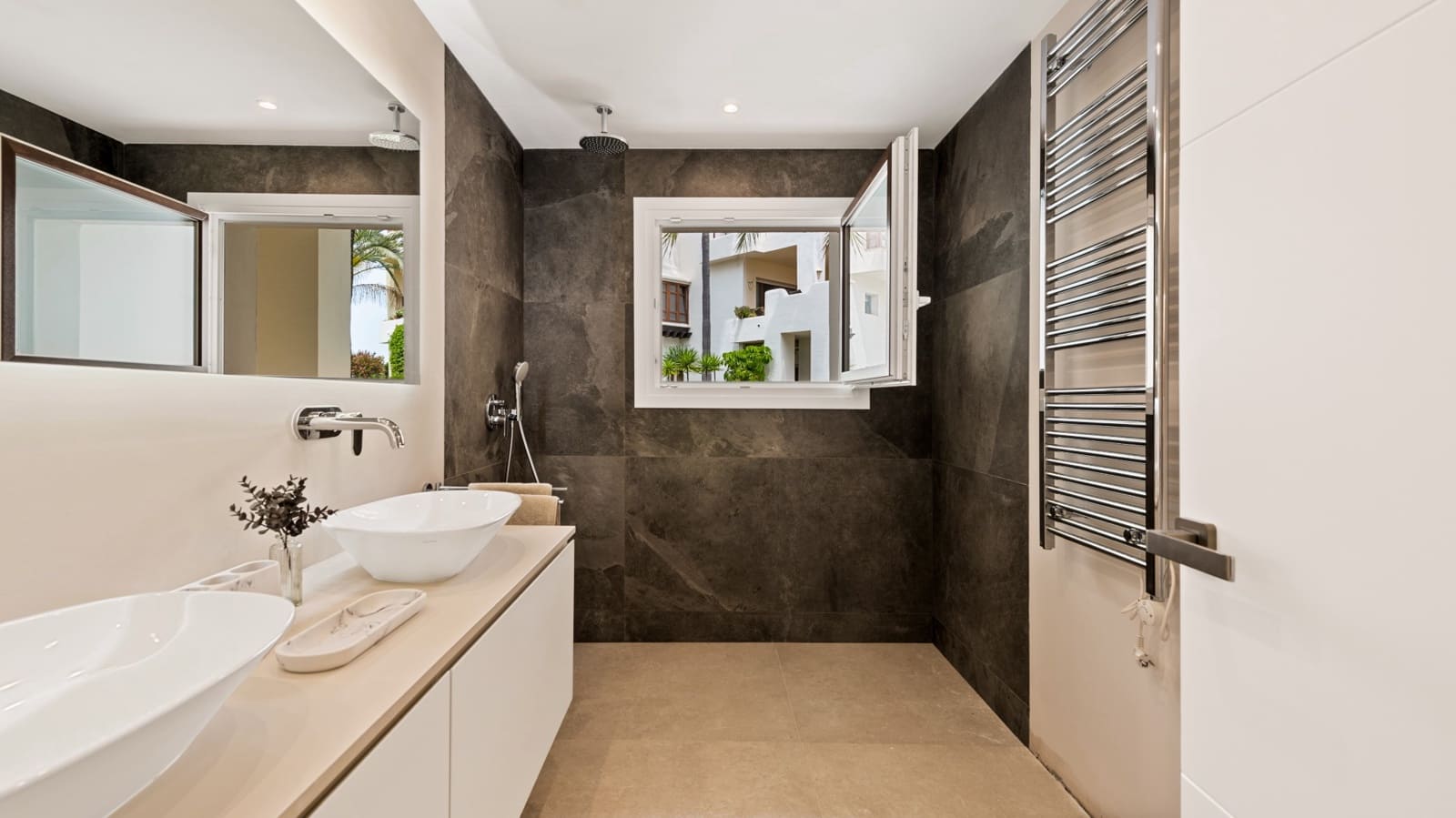 4 soverom Strandleiligheter til salgs i Estepona med svømmebasseng garasje - € 1 235 000 (Ref: 6881982)