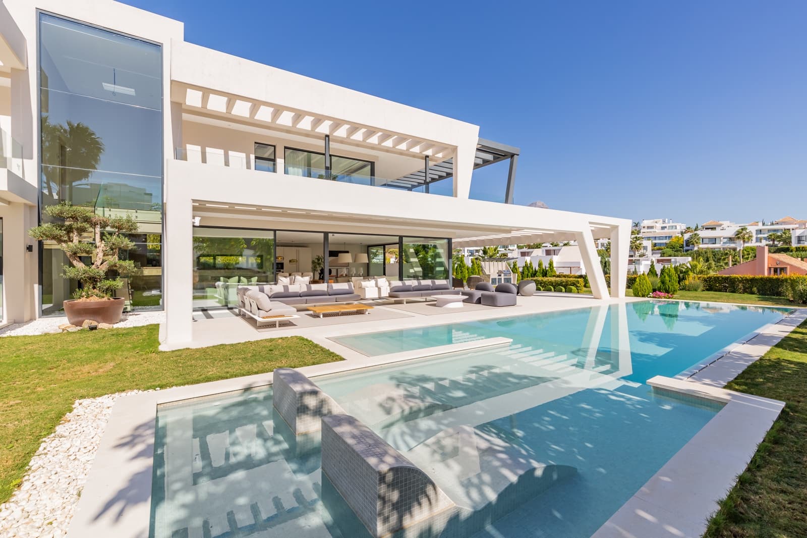 6 slaapkamer Villa te koop in Nueva Andalucia met zwembad garage - € 4.100.000 (Ref: 6898757)