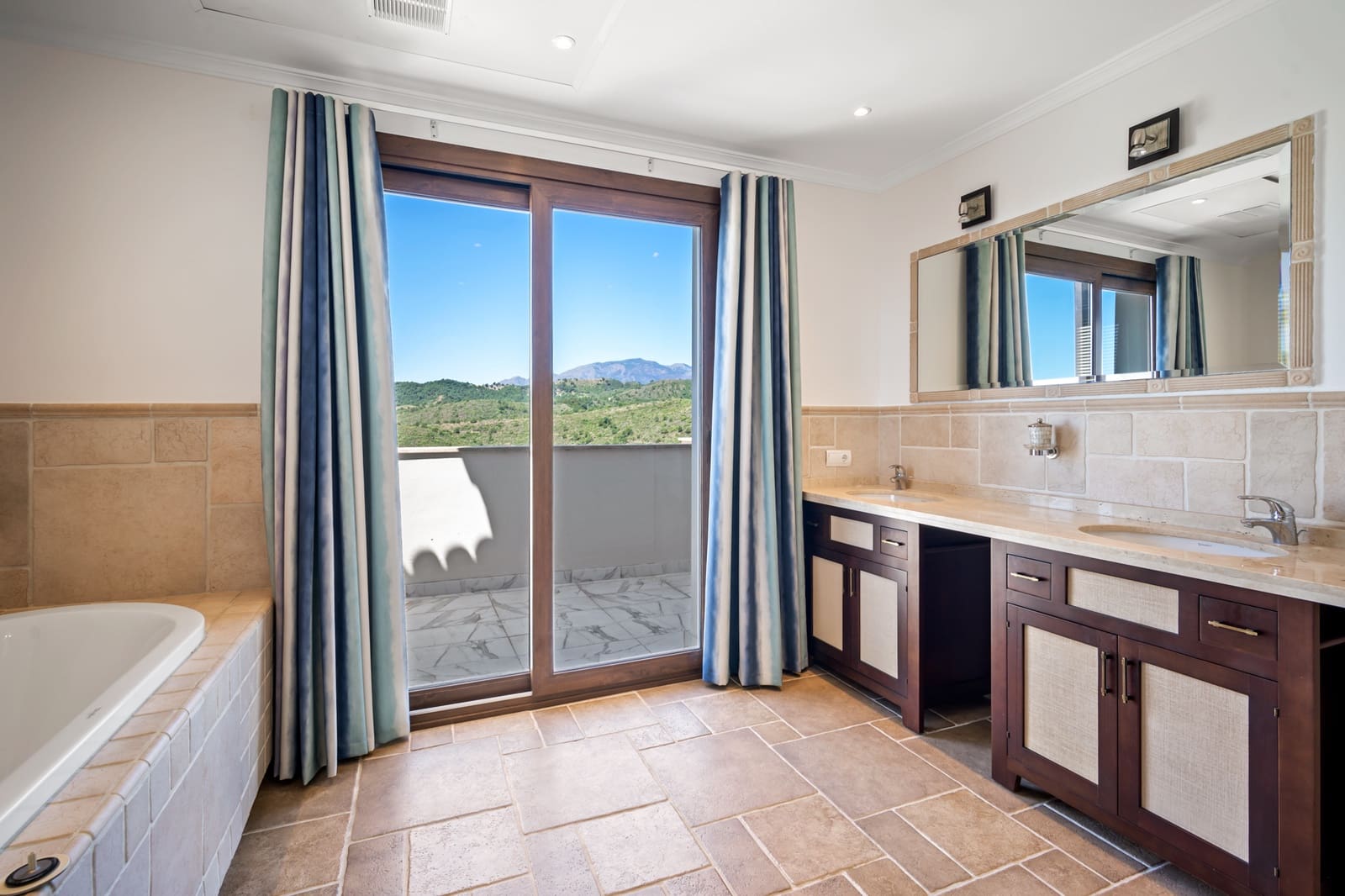 6 slaapkamer Villa te koop in Benahavis met zwembad garage - € 2.450.000 (Ref: 6943892)