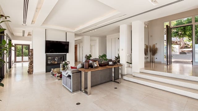 5 sypialnia Willa na sprzedaż w Los Monteros, Marbella z basenem garażem - 3 450 000 € (Ref: 6988353)