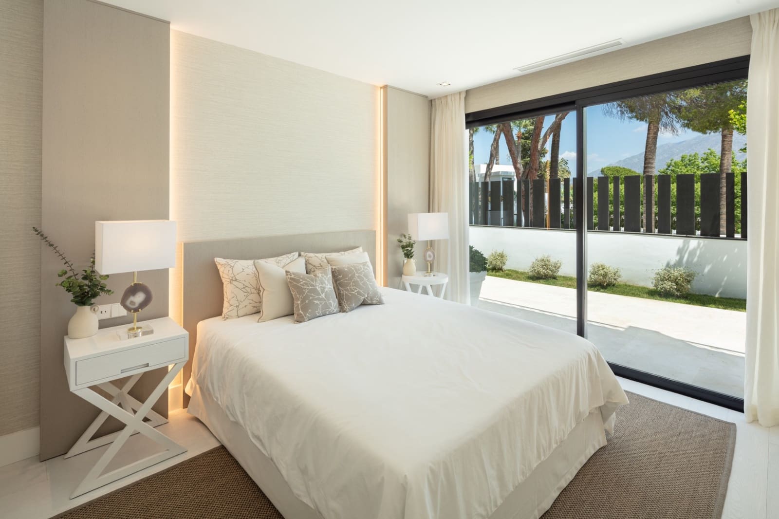 5 slaapkamer Villa te koop in Nueva Andalucia met zwembad garage - € 3.995.000 (Ref: 7352439)