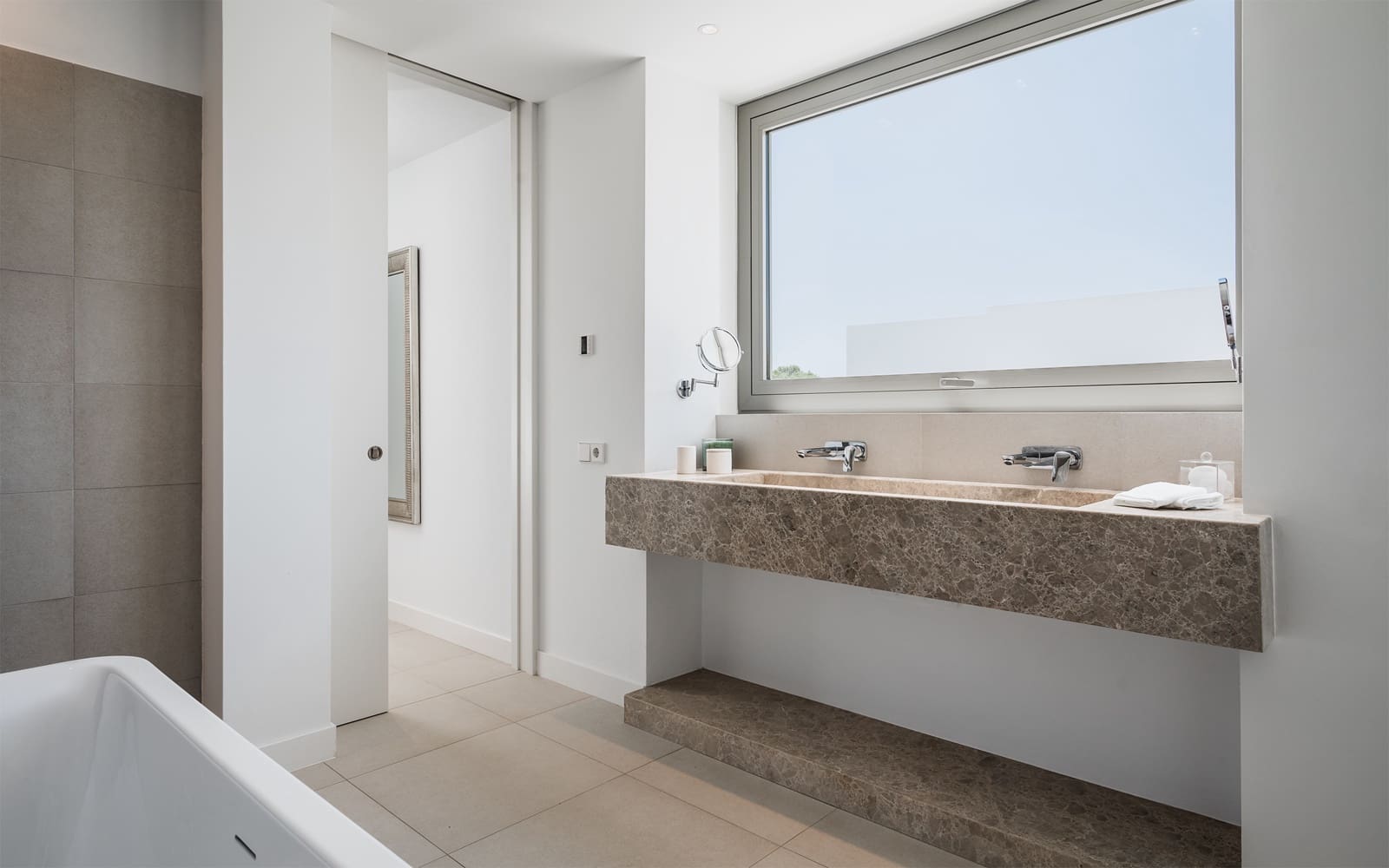 5 soverom Kjedet enebolig til salgs i El Paraiso med svømmebasseng garasje - € 2 995 000 (Ref: 7358617)