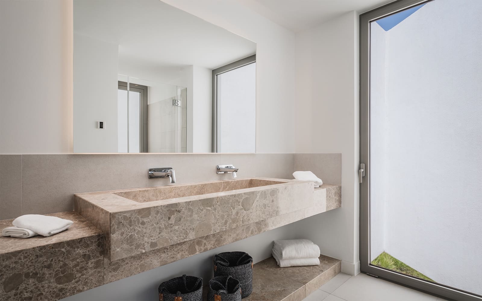 5 soverom Kjedet enebolig til salgs i El Paraiso med svømmebasseng garasje - € 2 995 000 (Ref: 7358617)