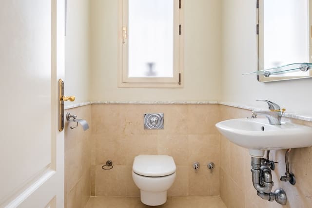 4 sypialnia Willa na sprzedaż w Marbella del Este, Marbella z basenem garażem - 1 975 000 € (Ref: 7372034)