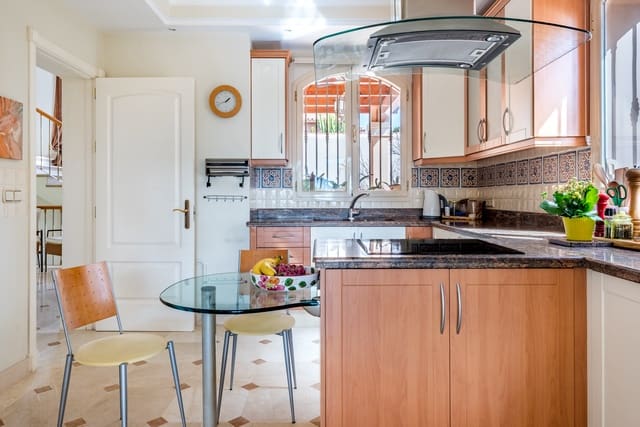 4 sypialnia Willa na sprzedaż w Marbella del Este, Marbella z basenem garażem - 1 975 000 € (Ref: 7372034)