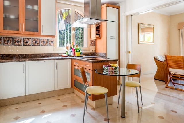 4 sypialnia Willa na sprzedaż w Marbella del Este, Marbella z basenem garażem - 1 975 000 € (Ref: 7372034)