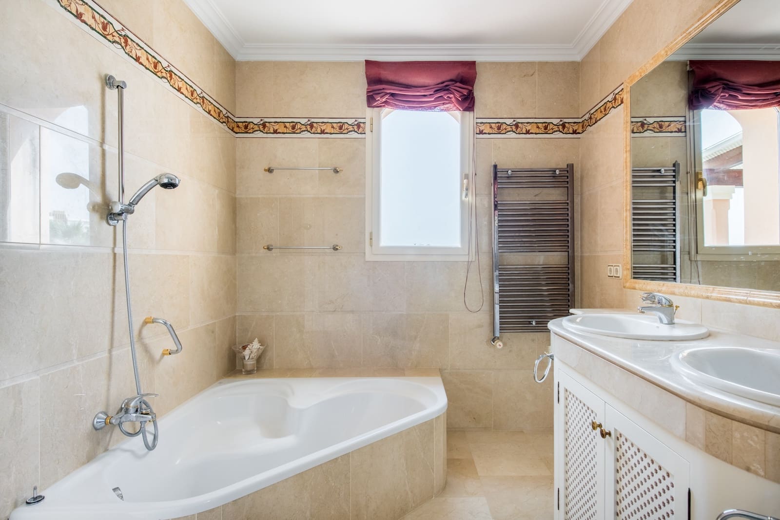 4 sypialnia Willa na sprzedaż w Marbella del Este z basenem garażem - 1 975 000 € (Ref: 7372034)