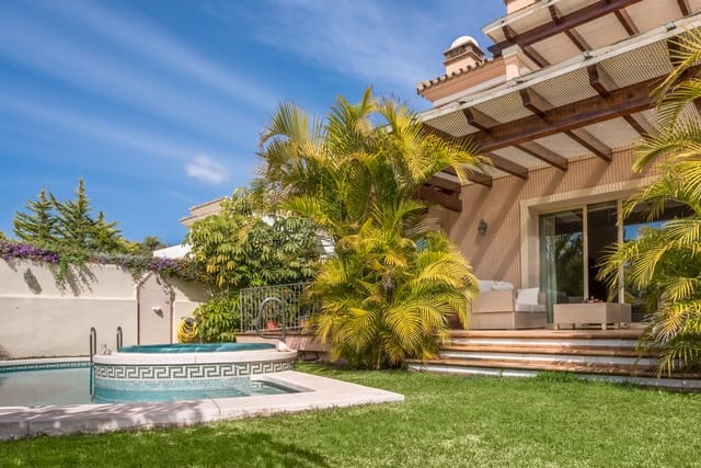 4 sypialnia Willa na sprzedaż w Marbella del Este, Marbella z basenem garażem - 1 975 000 € (Ref: 7372034)