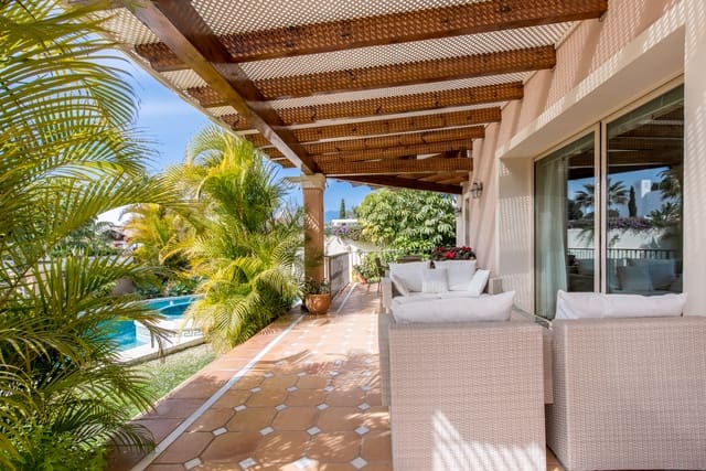 4 sypialnia Willa na sprzedaż w Marbella del Este, Marbella z basenem garażem - 1 975 000 € (Ref: 7372034)