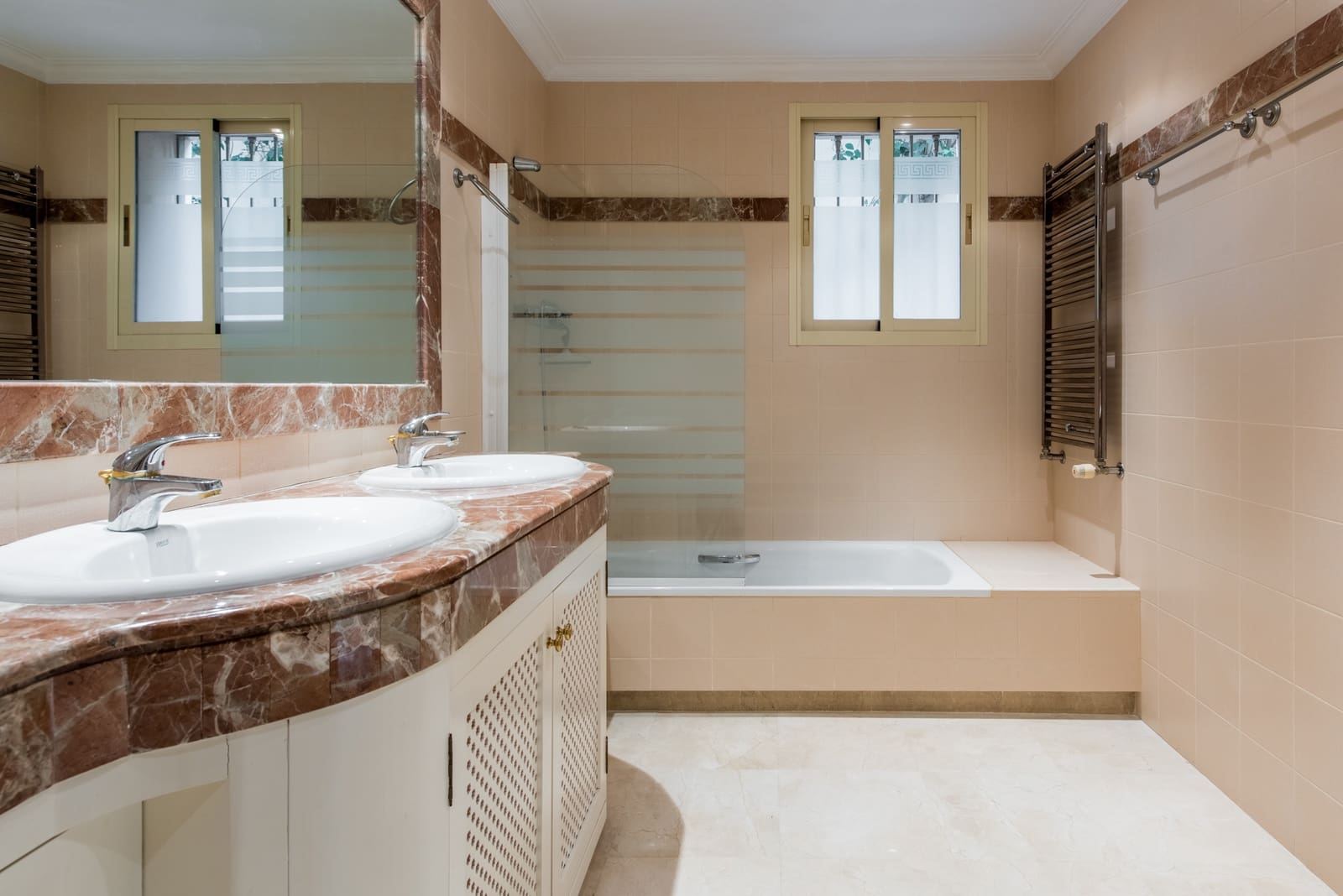 4 sypialnia Willa na sprzedaż w Marbella del Este z basenem garażem - 1 975 000 € (Ref: 7372034)