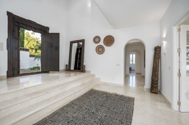 6 sypialnia Willa na sprzedaż w Los Monteros, Marbella z basenem garażem - 4 000 000 € (Ref: 7433737)