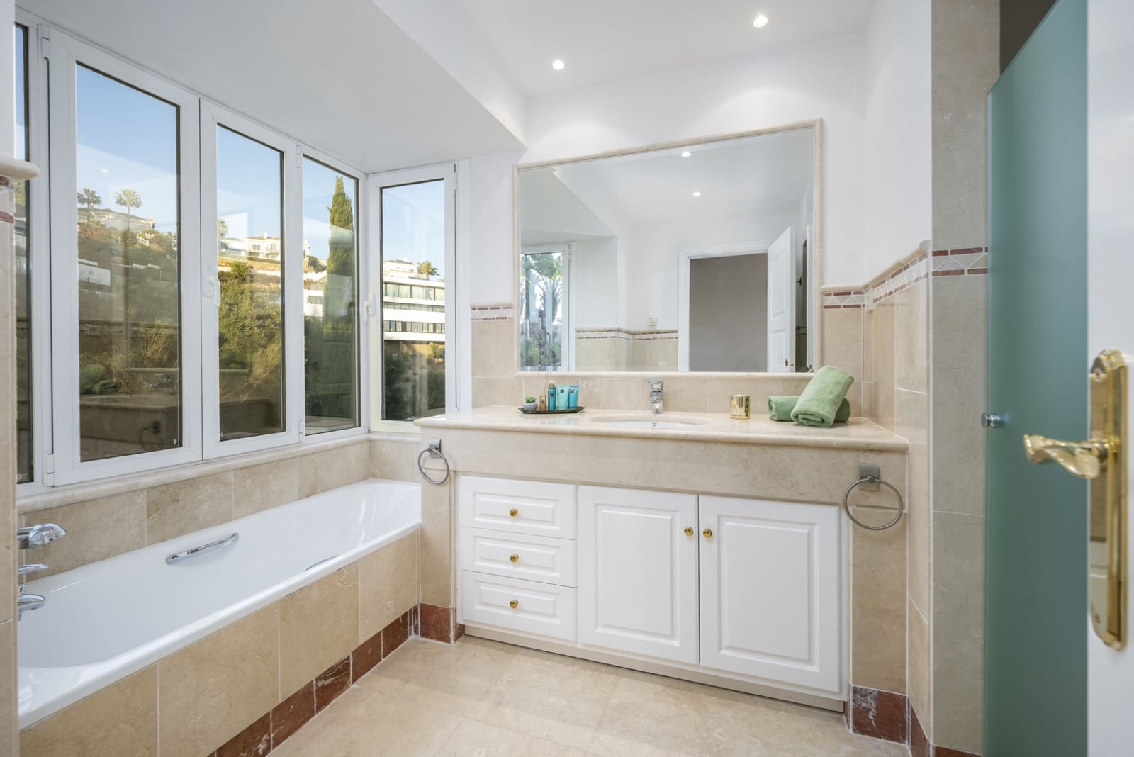 6 soveværelse Villa til salg i Los Monteros med swimmingpool garage - € 4.000.000 (Ref: 7433737)