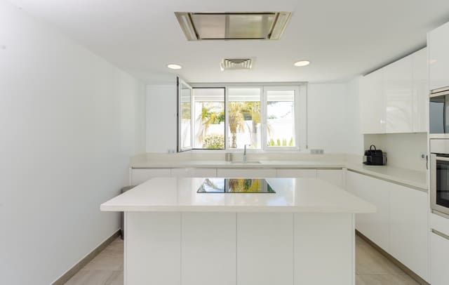 6 slaapkamer Villa te koop in Las Brisas, Marbella met zwembad garage - € 1.895.000 (Ref: 7896744)