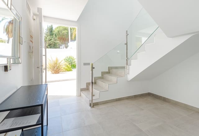 6 slaapkamer Villa te koop in Las Brisas, Marbella met zwembad garage - € 1.895.000 (Ref: 7896744)