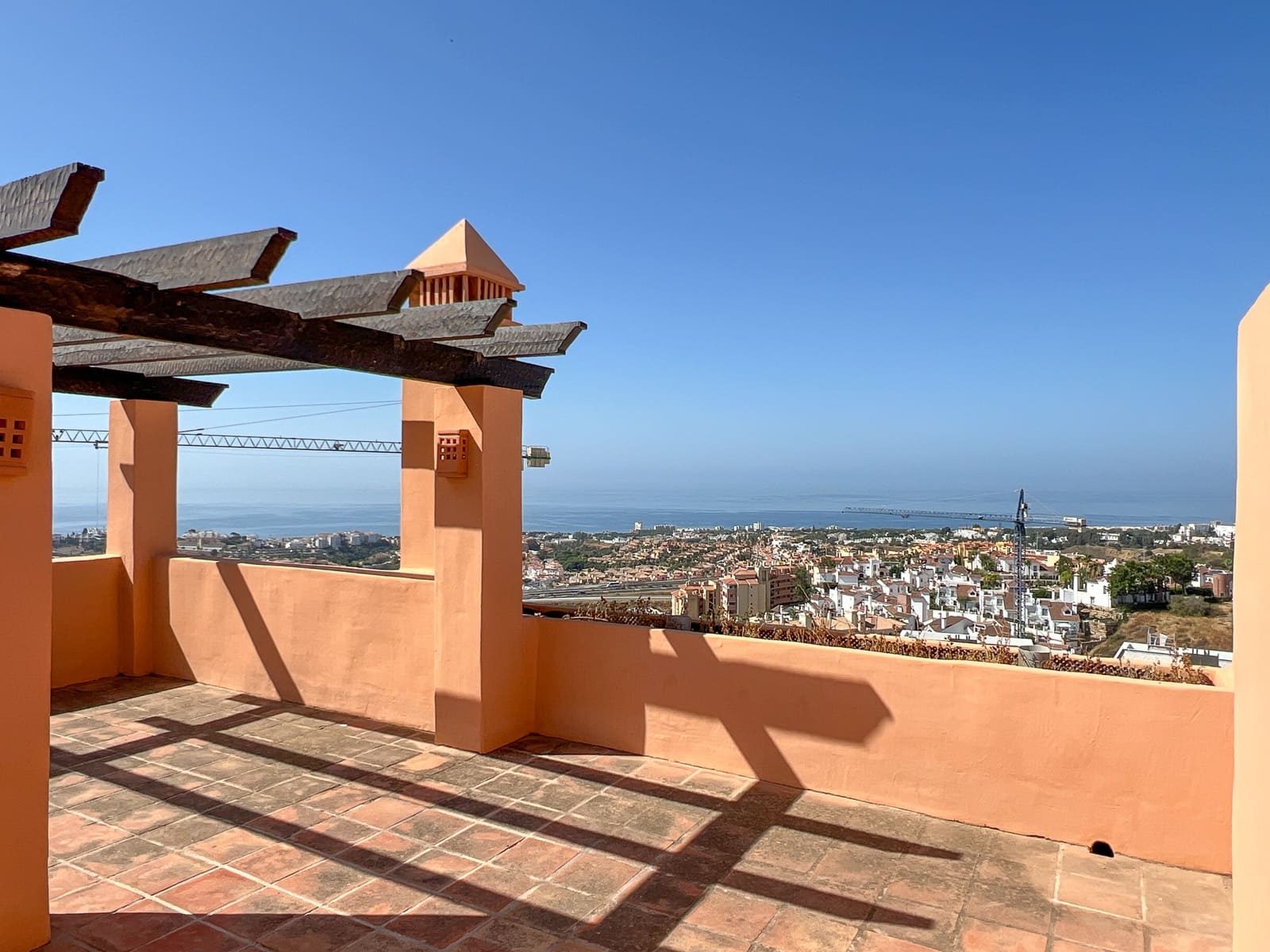 4 sypialnia Dom na sprzedaż w Riviera del Sol z basenem garażem - 530 000 € (Ref: 8418589)