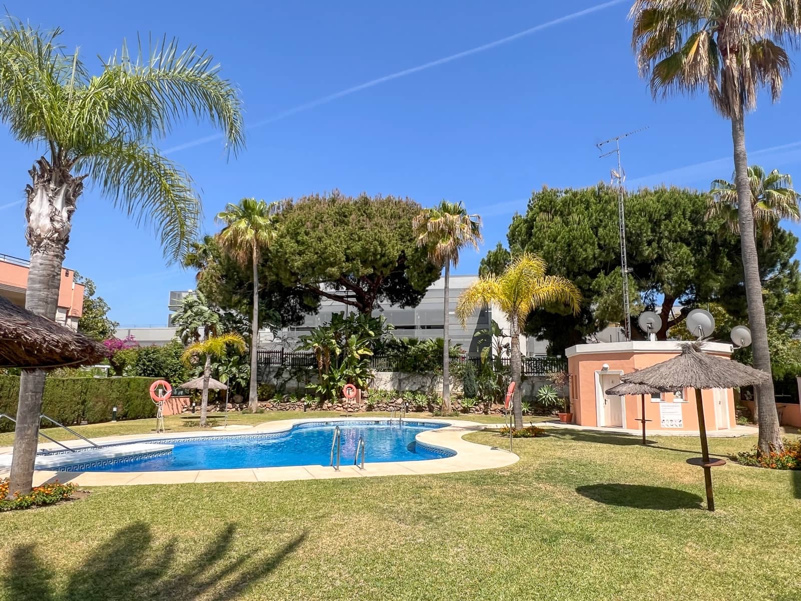 2 soverom Strandleiligheter til salgs i Marbella med svømmebasseng garasje - € 430 000 (Ref: 8437798)