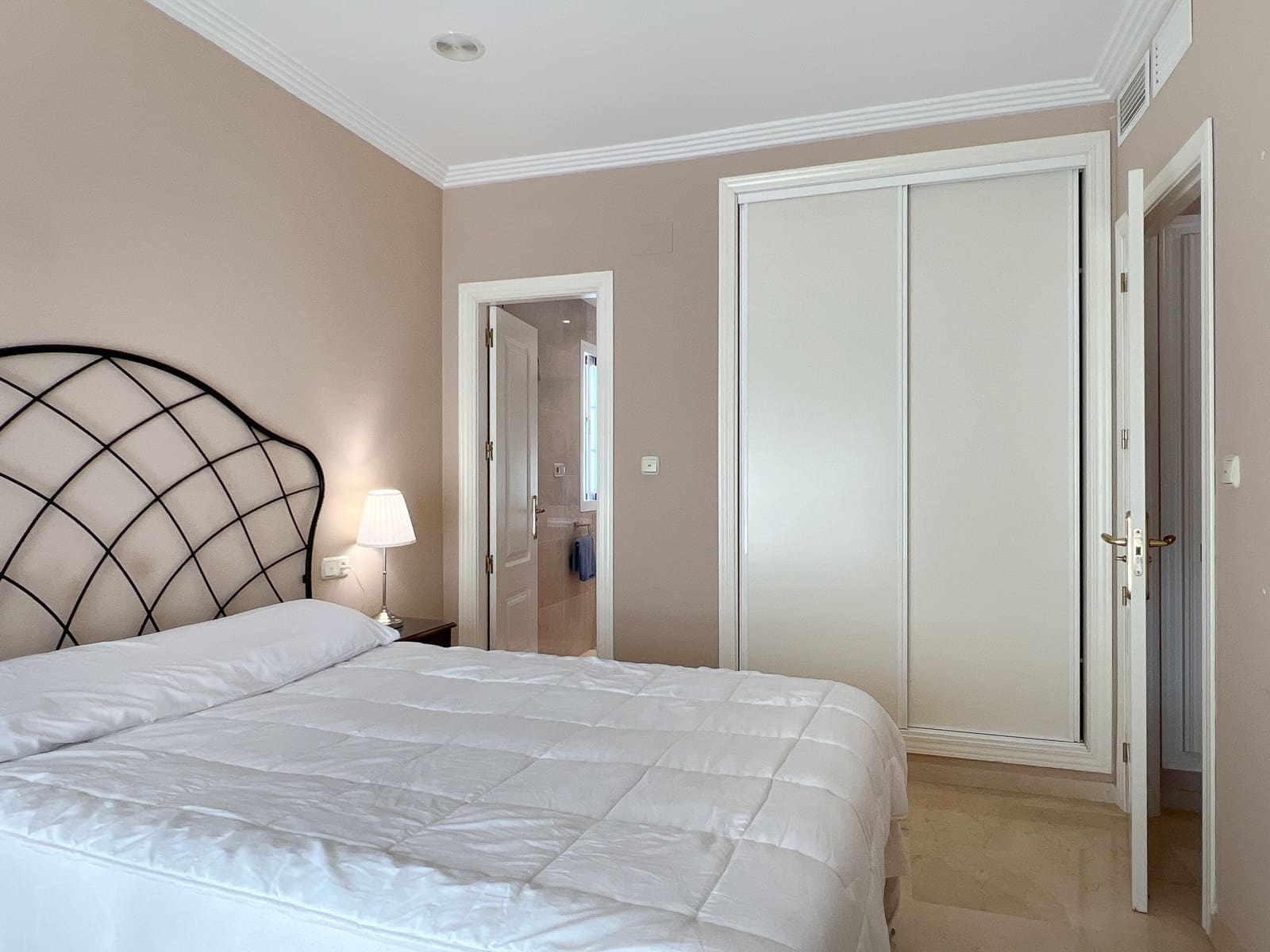 2 soverom Strandleiligheter til salgs i Marbella med svømmebasseng garasje - € 430 000 (Ref: 8437798)