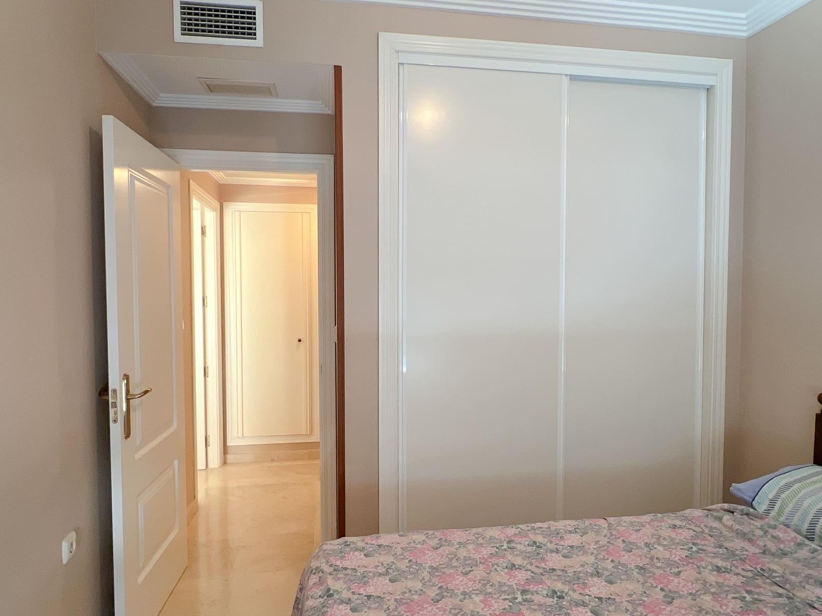 2 soverom Strandleiligheter til salgs i Marbella med svømmebasseng garasje - € 430 000 (Ref: 8437798)