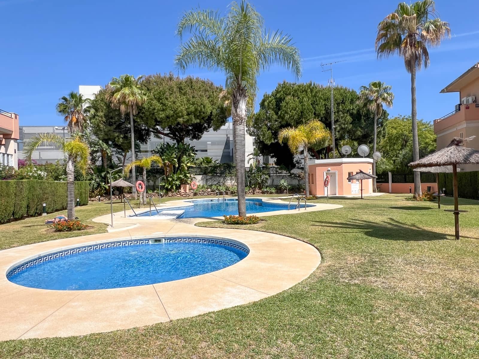 2 soverom Strandleiligheter til salgs i Marbella med svømmebasseng garasje - € 430 000 (Ref: 8437798)