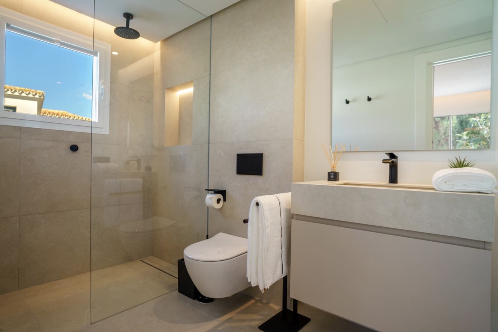 5 slaapkamer Villa te koop in Nueva Andalucia met zwembad garage - € 2.575.000 (Ref: 8651233)