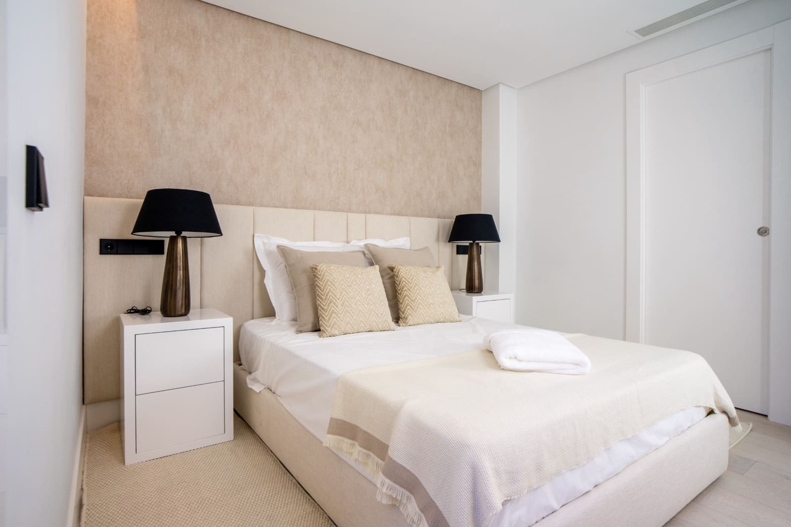 5 slaapkamer Villa te koop in Nueva Andalucia met zwembad garage - € 2.575.000 (Ref: 8651233)