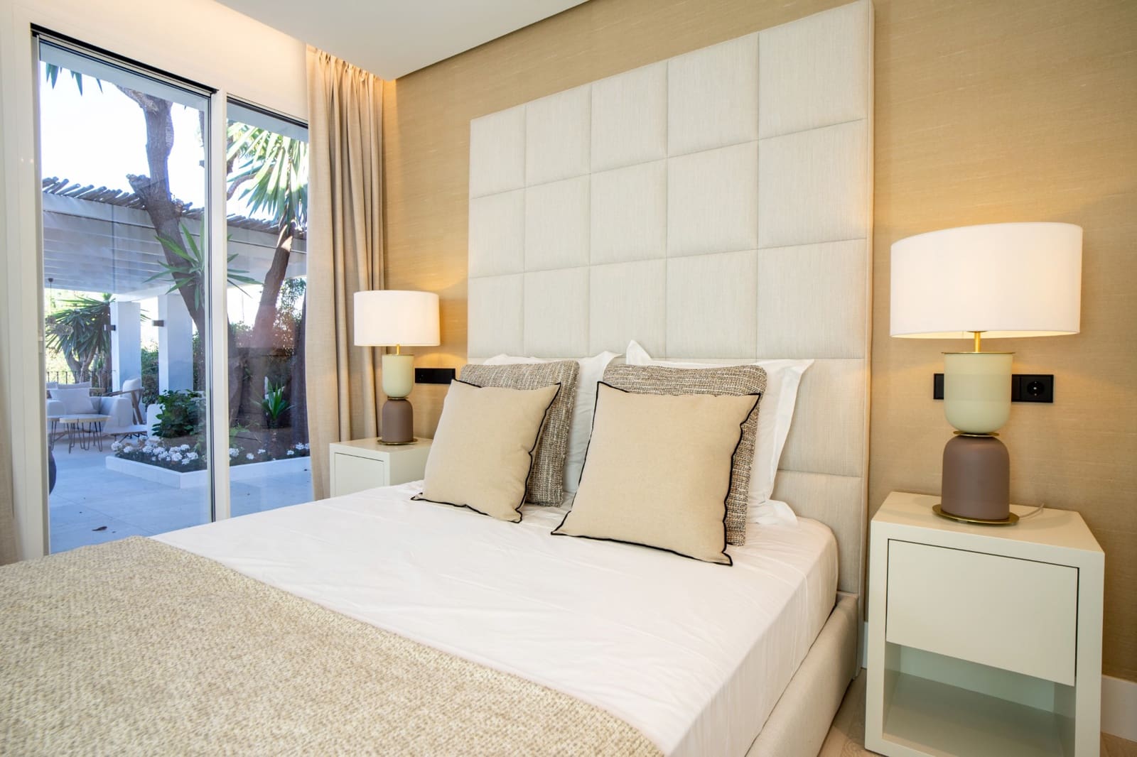 5 slaapkamer Villa te koop in Nueva Andalucia met zwembad garage - € 2.575.000 (Ref: 8651233)