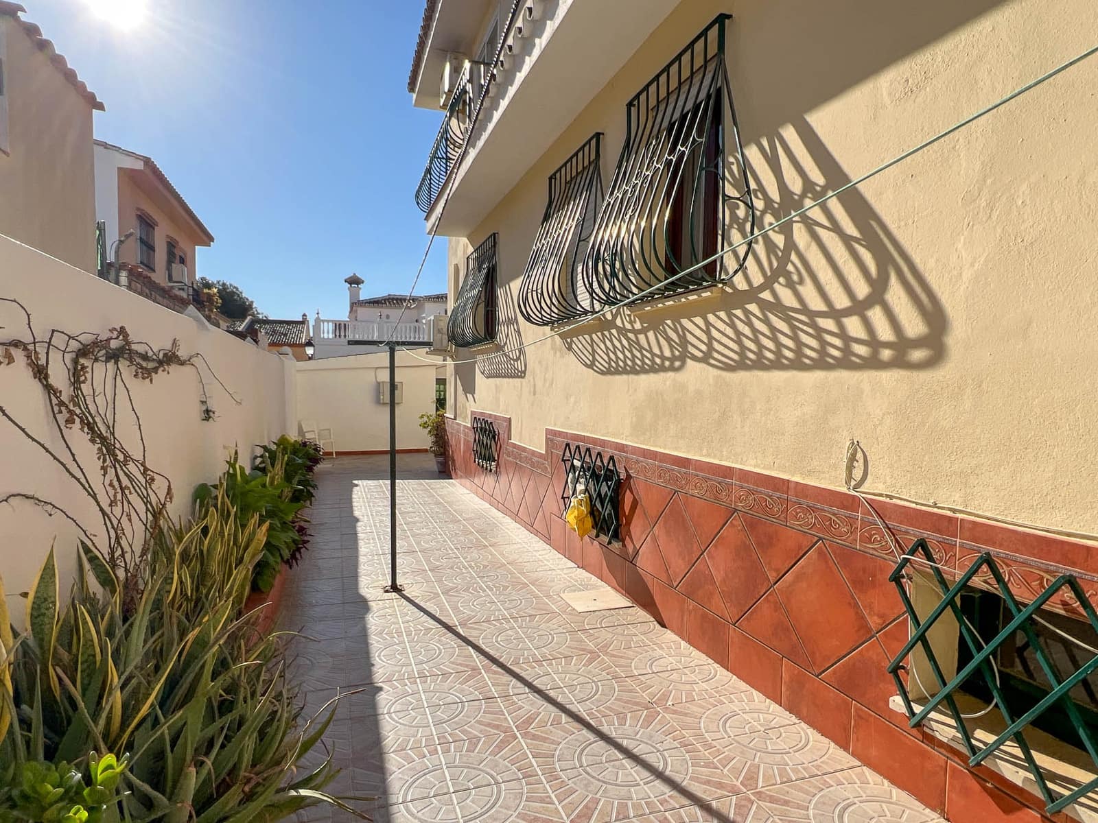 5 bedroom Villa for sale in Mijas with pool garage - € 700,000 (Ref: 8814968)