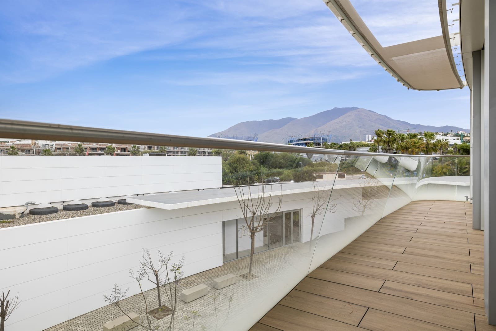 3 soverom Strandleiligheter til salgs i Estepona med svømmebasseng garasje - € 1 145 000 (Ref: 9003660)