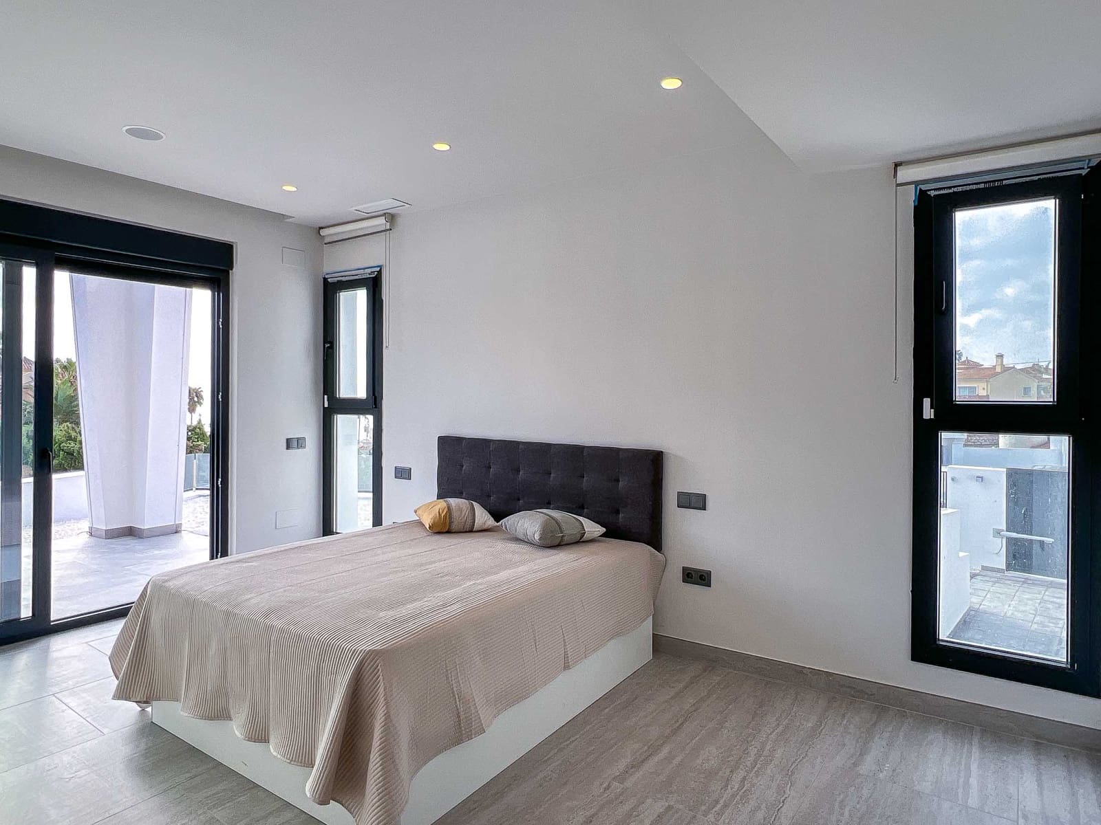 5 bedroom Villa for sale in Mijas Costa with pool garage - € 4,114,000 (Ref: 9242386)