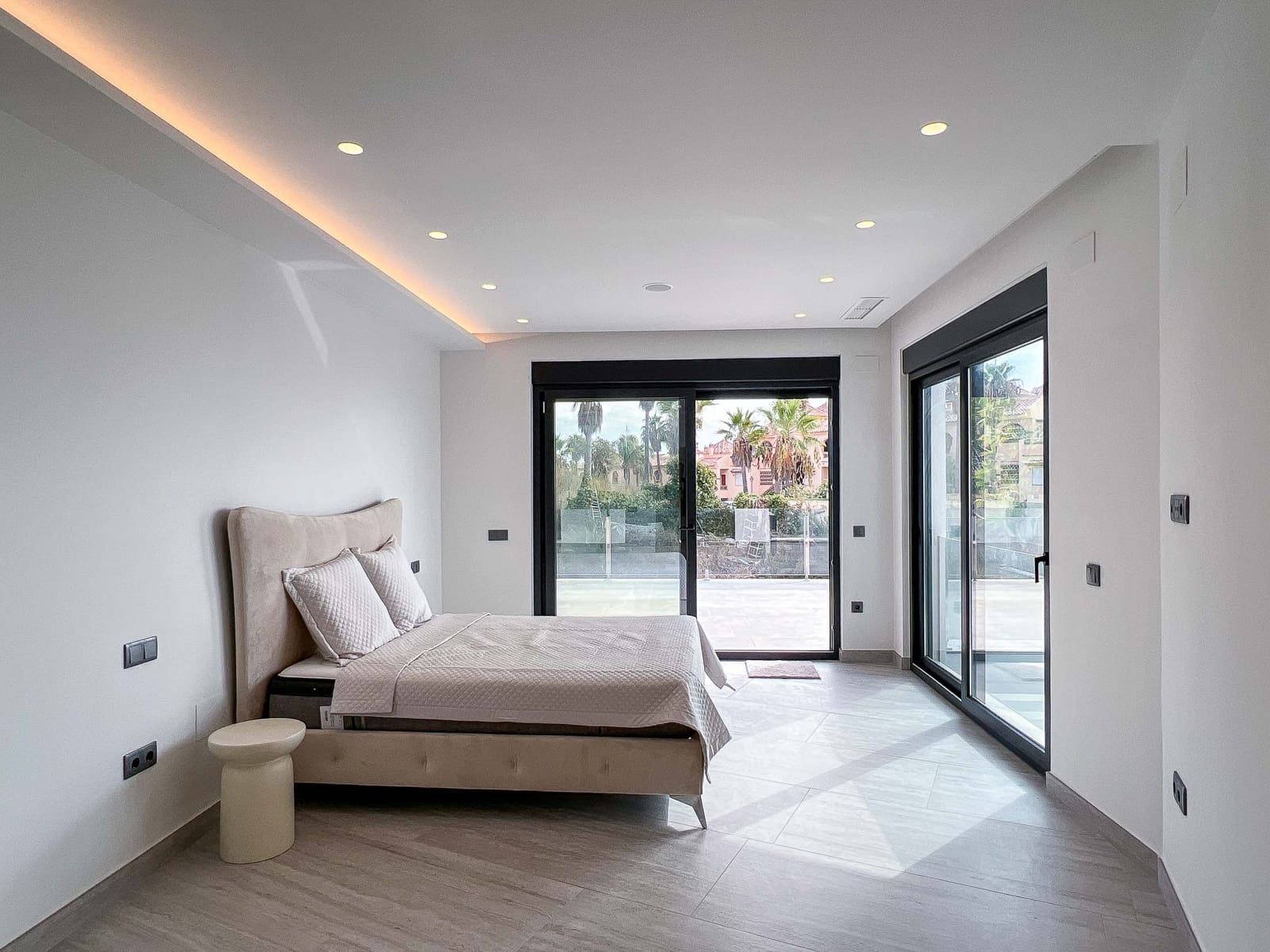 5 bedroom Villa for sale in Mijas Costa with pool garage - € 4,114,000 (Ref: 9242386)